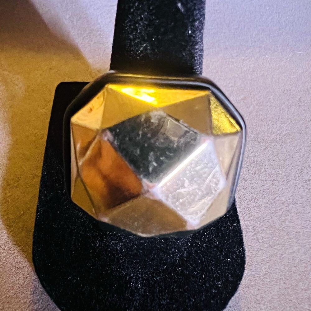 Gold Tone Faceted Top Black Band Plastic Cocktail Statement Ring Size 7